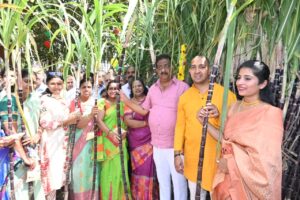 ಸಂಕ್ರಾಂತಿ ಹಬ್ಬದ ಪ್ರಯುಕ್ತ 10ಸಾವಿರ ಜನರಿಗೆ ಮತ್ತು ಪೌರ ಕಾರ್ಮಿಕ ಮಹಿಳೆಯರಿಗೆ ಕಬ್ಬು, ಎಳ್ಳು, ಬೆಲ್ಲ ವಿತರಣೆ